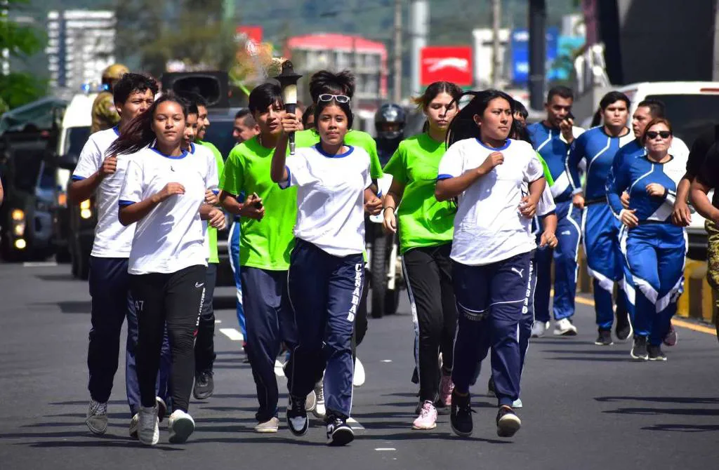 Recorrido-Antorcha-en-San-Salvador-Juegos-San-Salvador-2023-22062023_07-1024x670