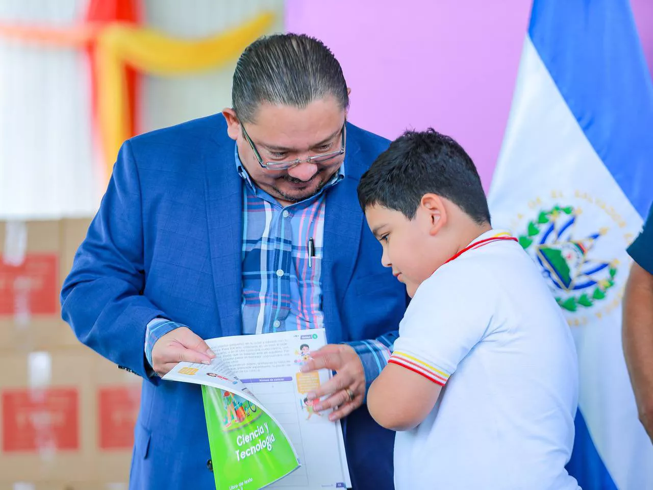 Ministerio De Educaci N Entrega Libros De Ciencia Y Tecnolog A A