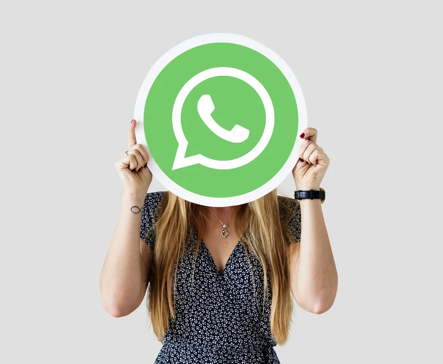 mujer-mostrando-icono-whatsapp-messenger